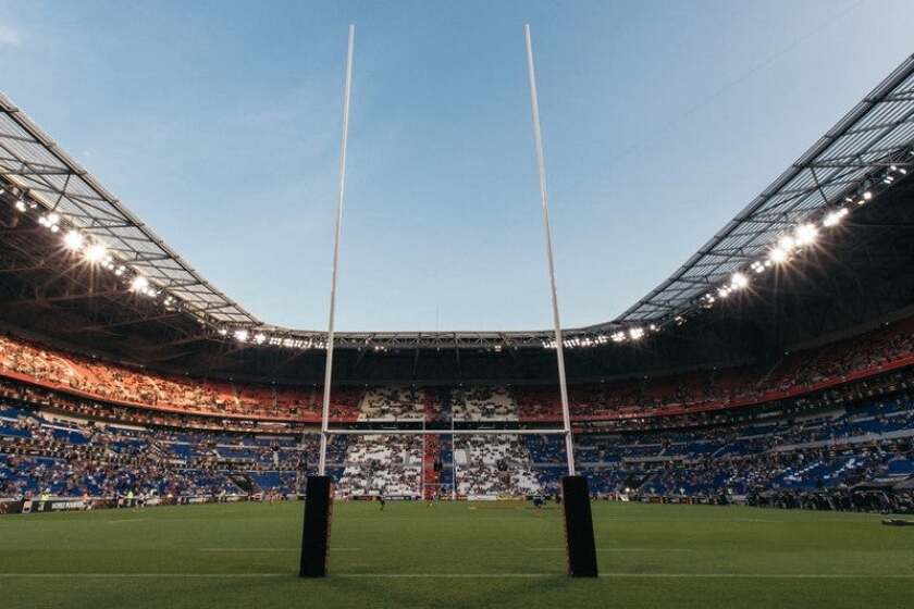 Phone usage peaks as rugby fans head to Japan